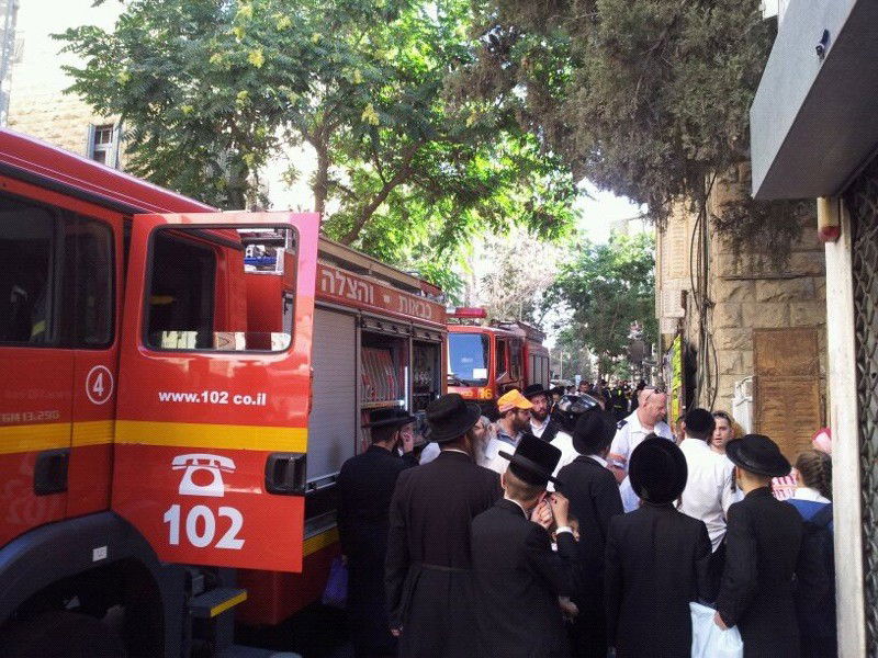 שריפה בבניין בגאולה: הדיירים חולצו, כבאי ואישה נפגעו קל