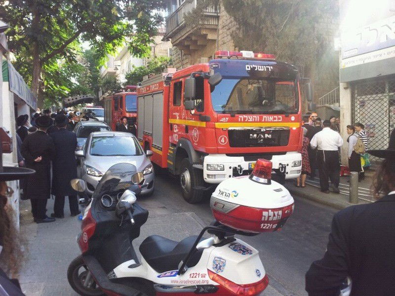 שריפה בבניין בגאולה: הדיירים חולצו, כבאי ואישה נפגעו קל