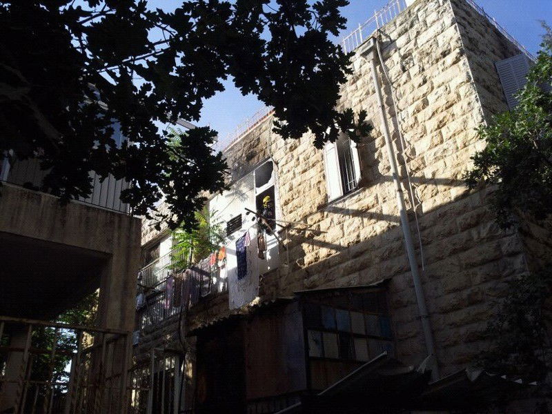 שריפה בבניין בגאולה: הדיירים חולצו, כבאי ואישה נפגעו קל