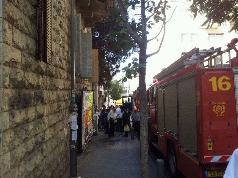 שריפה בבניין בגאולה: הדיירים חולצו, כבאי ואישה נפגעו קל