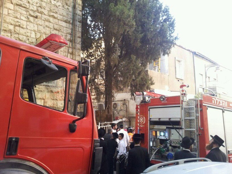 שריפה בבניין בגאולה: הדיירים חולצו, כבאי ואישה נפגעו קל