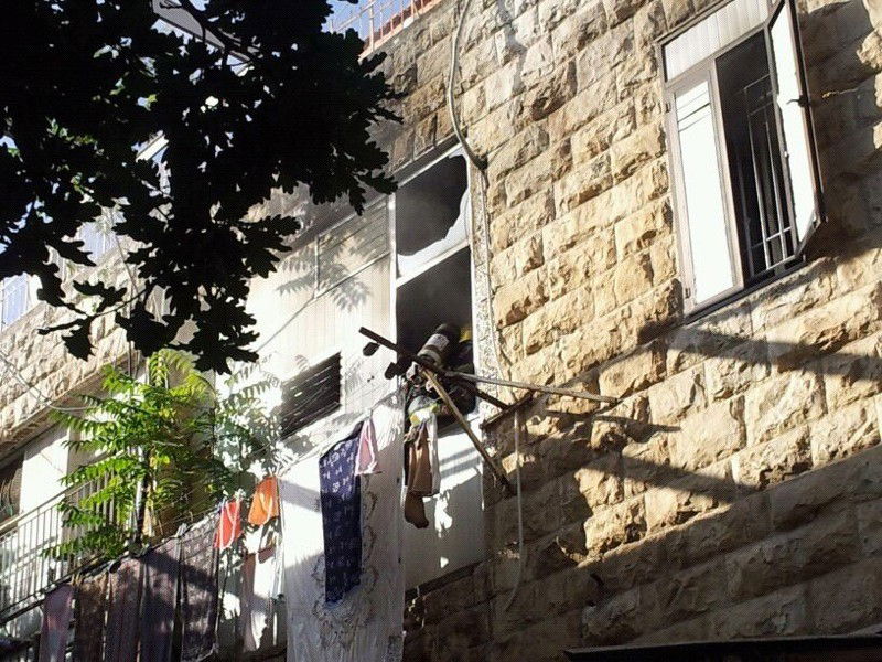 שריפה בבניין בגאולה: הדיירים חולצו, כבאי ואישה נפגעו קל