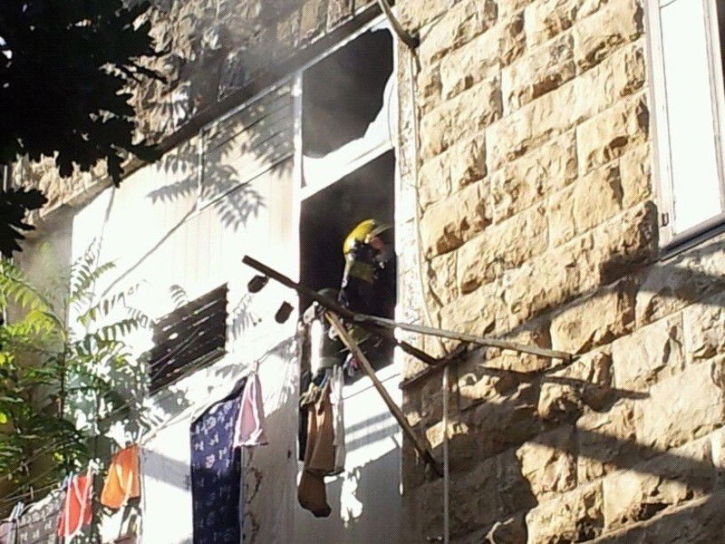 שריפה בבניין בגאולה: הדיירים חולצו, כבאי ואישה נפגעו קל