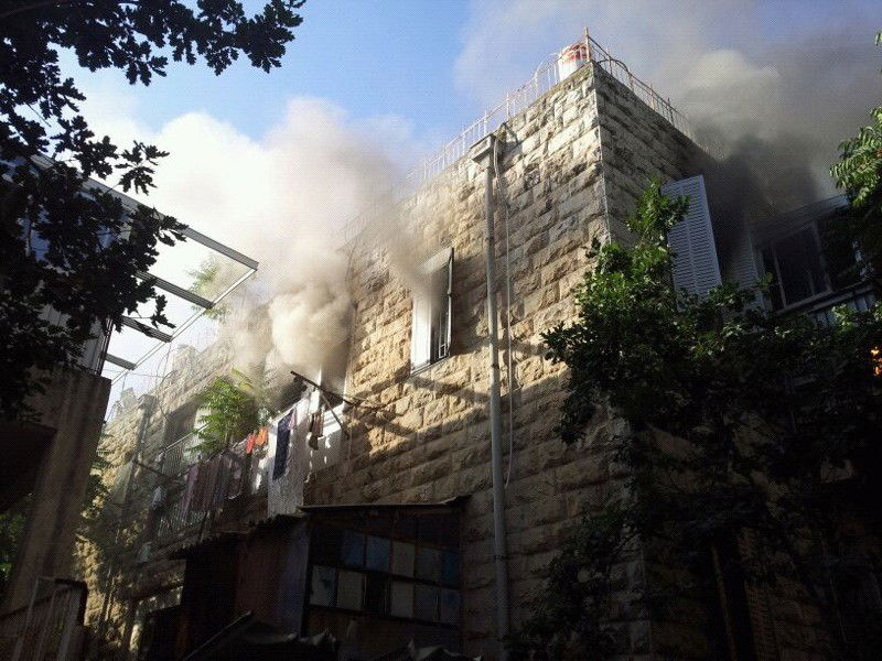 שריפה בבניין בגאולה: הדיירים חולצו, כבאי ואישה נפגעו קל