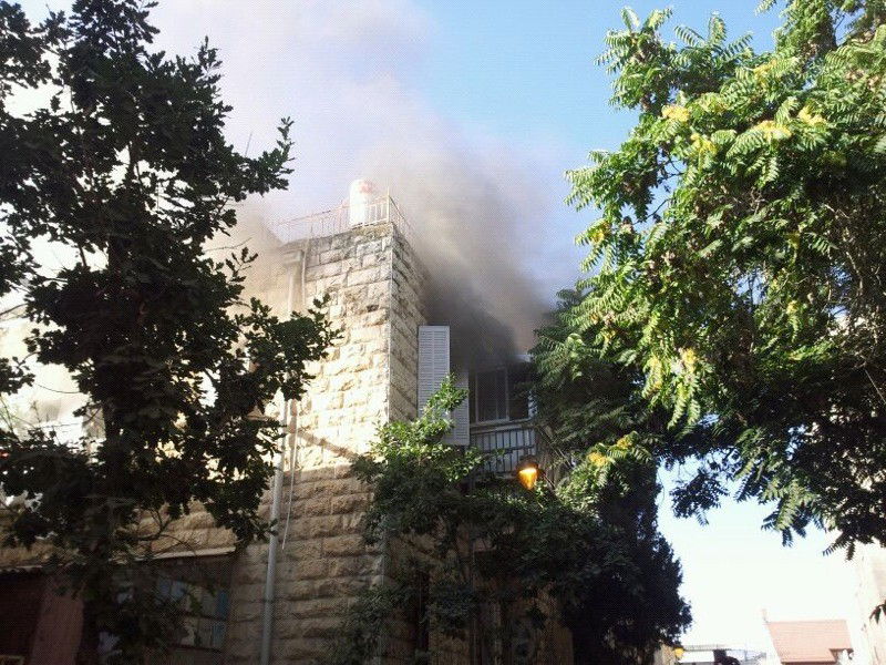 שריפה בבניין בגאולה: הדיירים חולצו, כבאי ואישה נפגעו קל