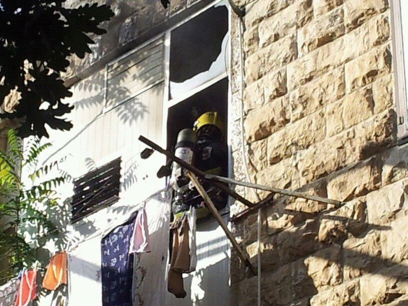 שריפה בבניין בגאולה: הדיירים חולצו, כבאי ואישה נפגעו קל