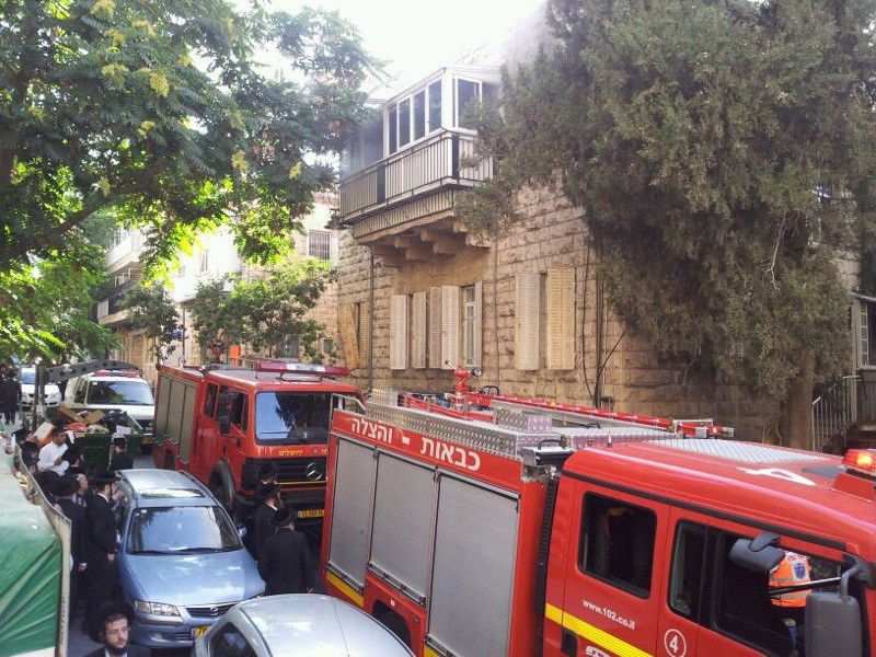 שריפה בבניין בגאולה: הדיירים חולצו, כבאי ואישה נפגעו קל