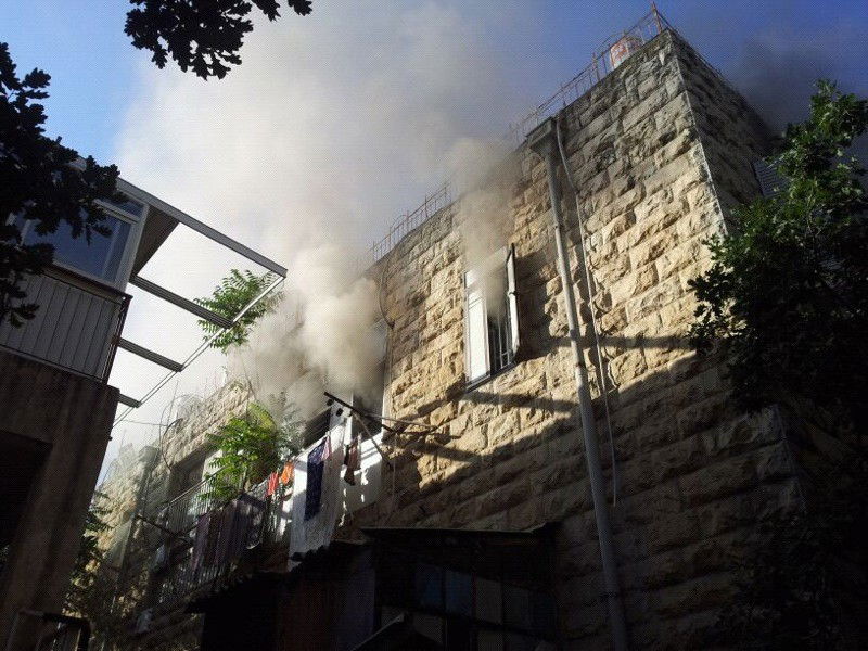 שריפה בבניין בגאולה: הדיירים חולצו, כבאי ואישה נפגעו קל