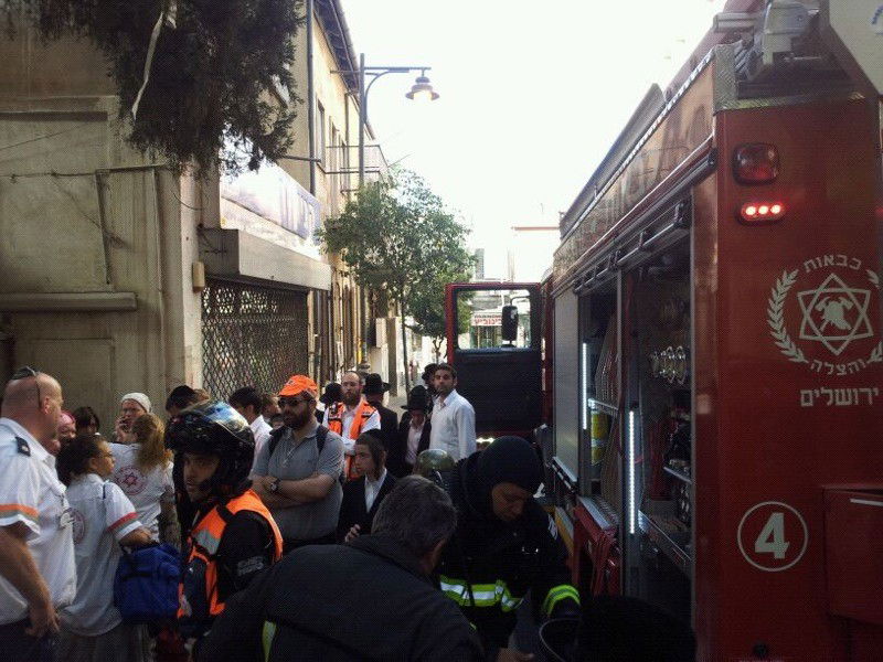 שריפה בבניין בגאולה: הדיירים חולצו, כבאי ואישה נפגעו קל