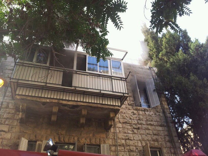שריפה בבניין בגאולה: הדיירים חולצו, כבאי ואישה נפגעו קל