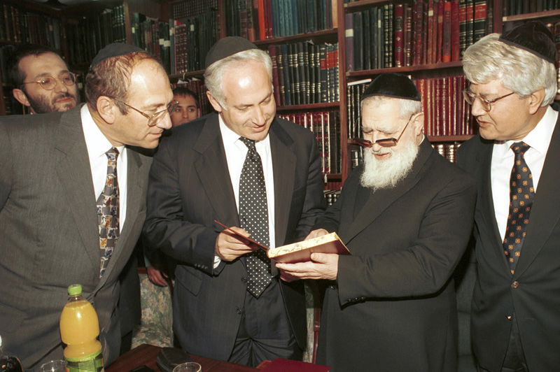 ,,הרב עובדיה עם נתניהו ואולמרט בימים אחרים