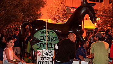 אימה במחאה החברתית: אדם הצית עצמו ונפגע באורח קשה