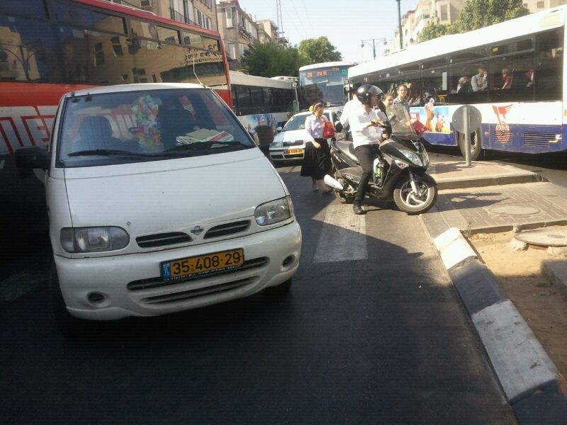 רוכב אופנוע נפצע בינוני בפתח תקווה, ילד נפצע קל בבני-ברק