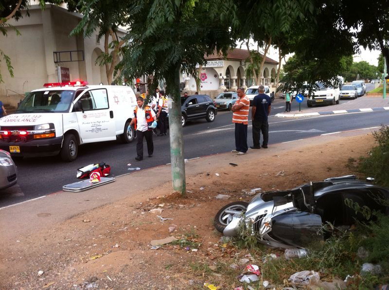 רוכב אופנוע נפצע בינוני בפתח תקווה, ילד נפצע קל בבני-ברק