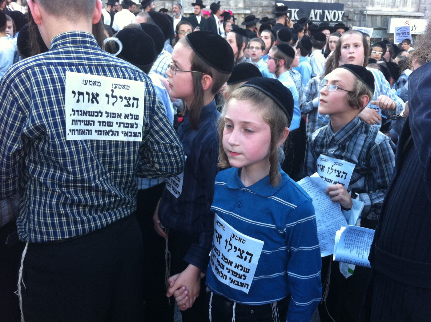 "טאטע, הצילו" ● אלפי ילדים הפגינו ברחבת כיכר השבת