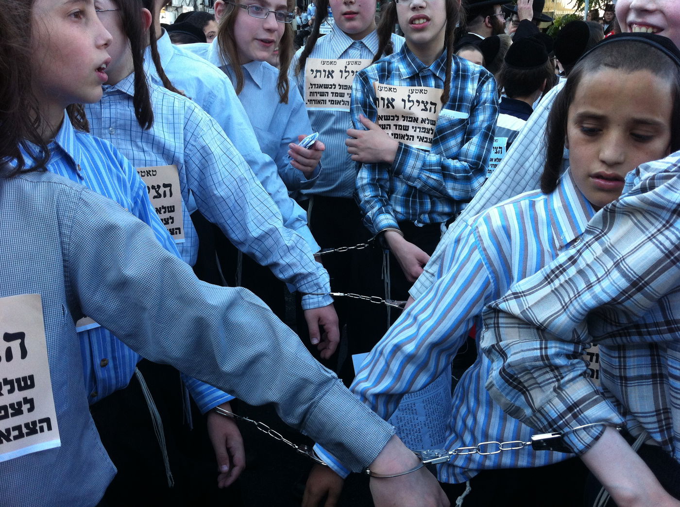 "טאטע, הצילו" ● אלפי ילדים הפגינו ברחבת כיכר השבת