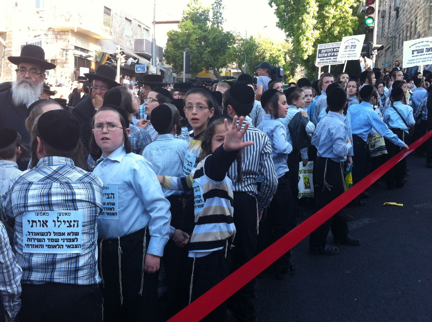 "טאטע, הצילו" ● אלפי ילדים הפגינו ברחבת כיכר השבת