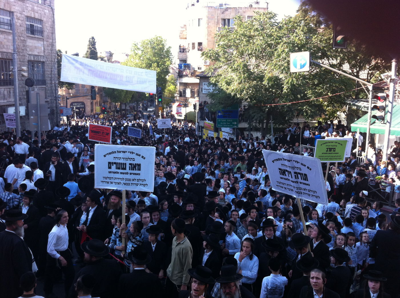 "טאטע, הצילו" ● אלפי ילדים הפגינו ברחבת כיכר השבת