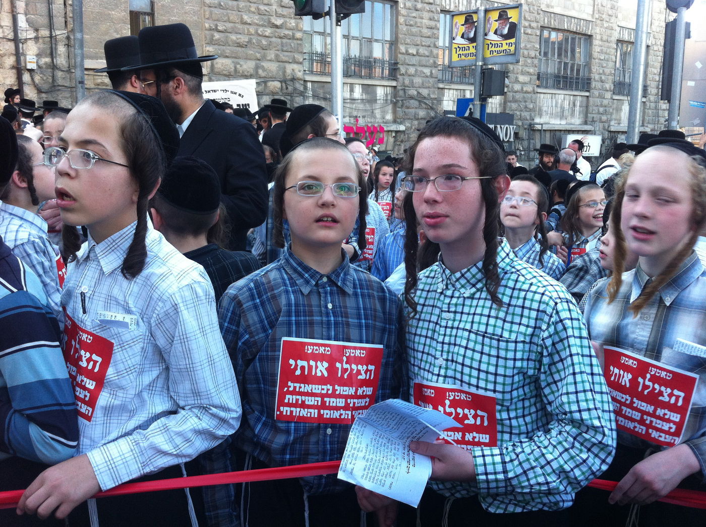 "טאטע, הצילו" ● אלפי ילדים הפגינו ברחבת כיכר השבת