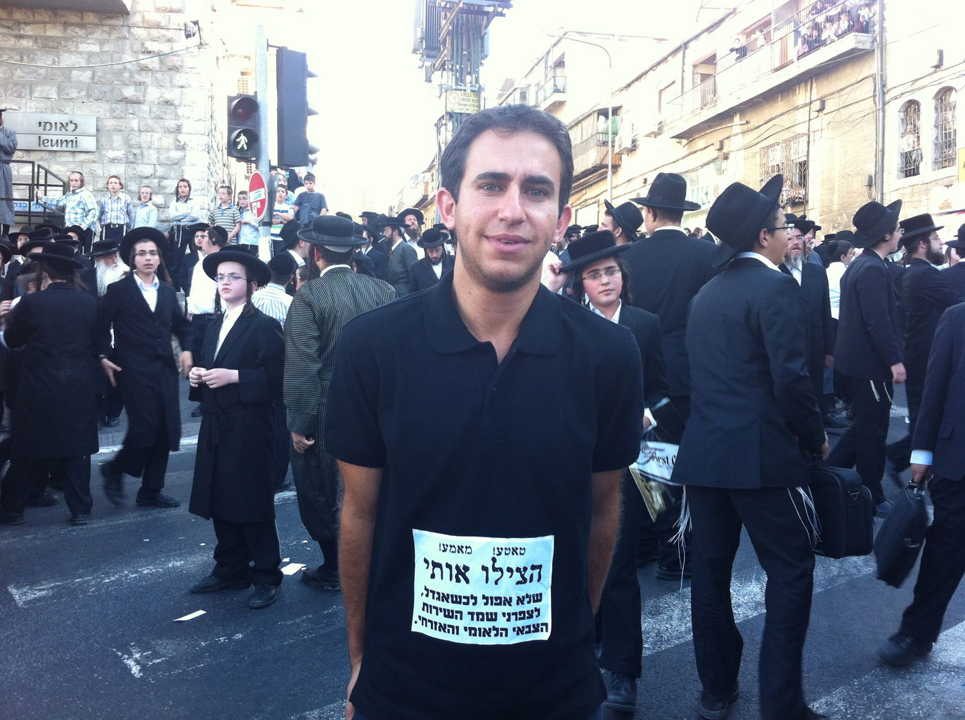 "טאטע, הצילו" ● אלפי ילדים הפגינו ברחבת כיכר השבת