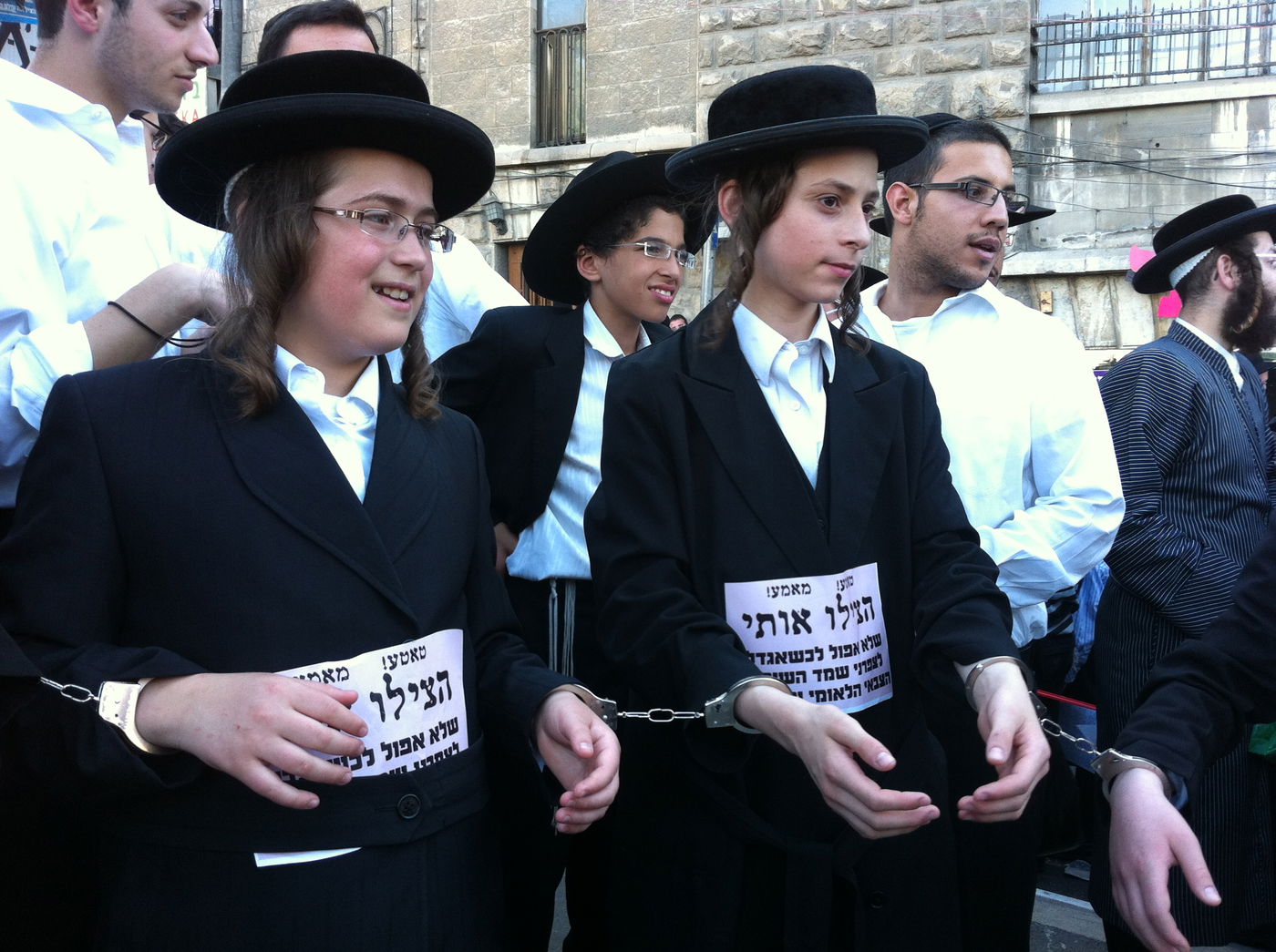 "טאטע, הצילו" ● אלפי ילדים הפגינו ברחבת כיכר השבת