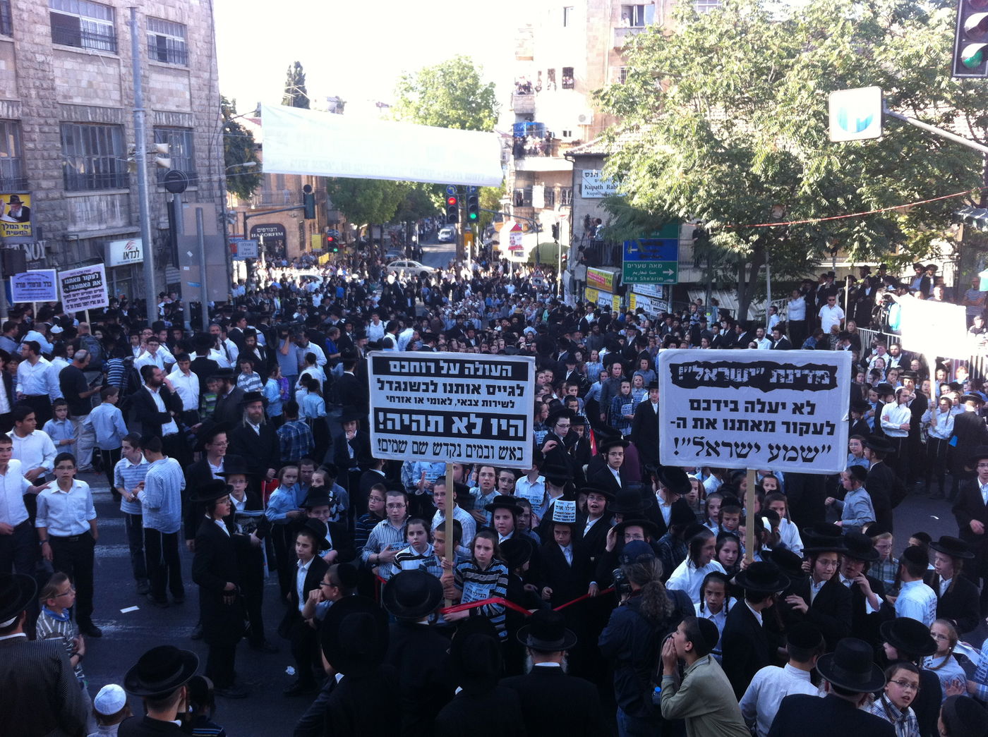 "טאטע, הצילו" ● אלפי ילדים הפגינו ברחבת כיכר השבת