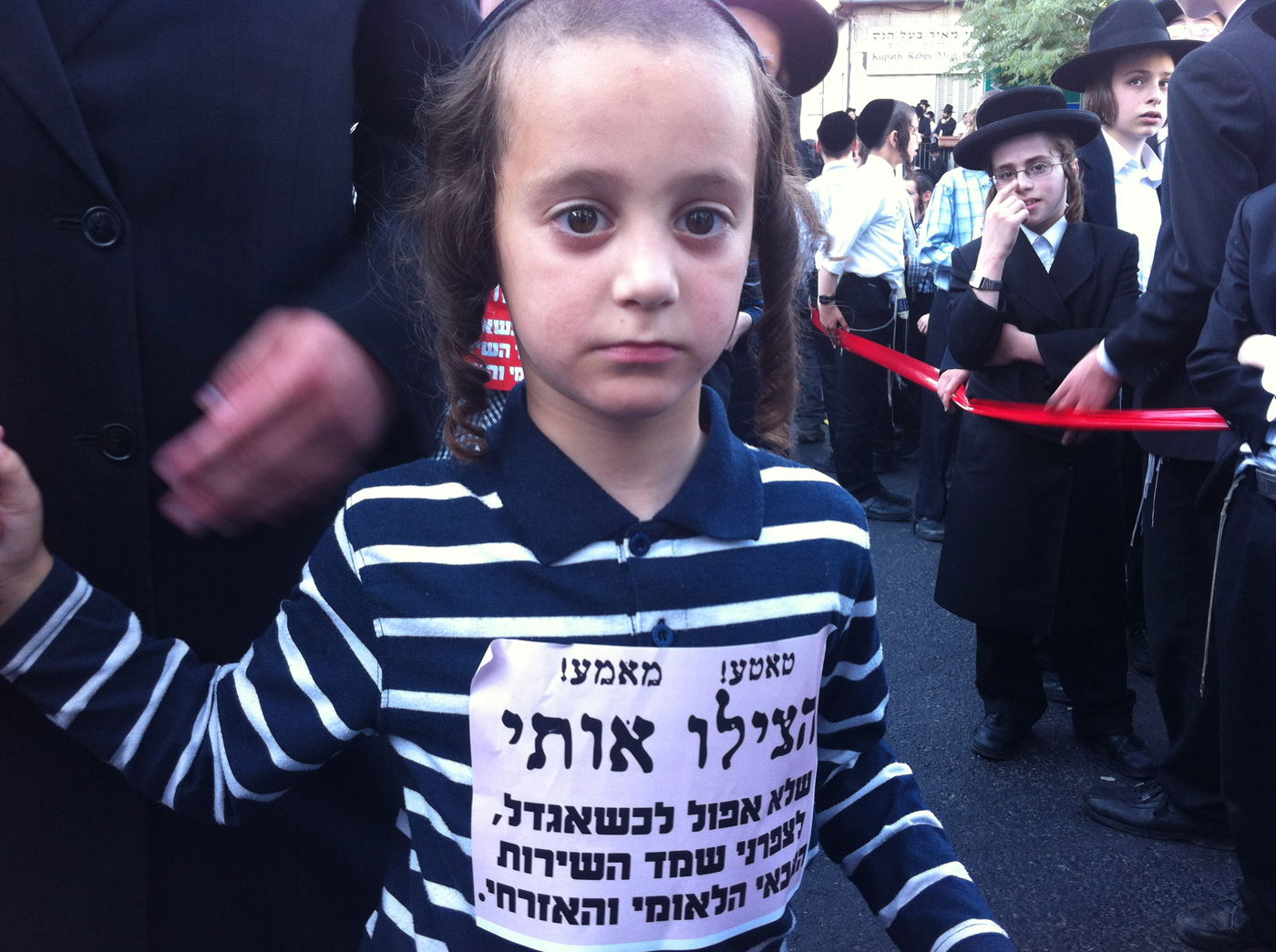 "טאטע, הצילו" ● אלפי ילדים הפגינו ברחבת כיכר השבת