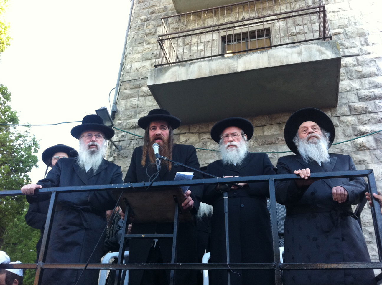 "טאטע, הצילו" ● אלפי ילדים הפגינו ברחבת כיכר השבת