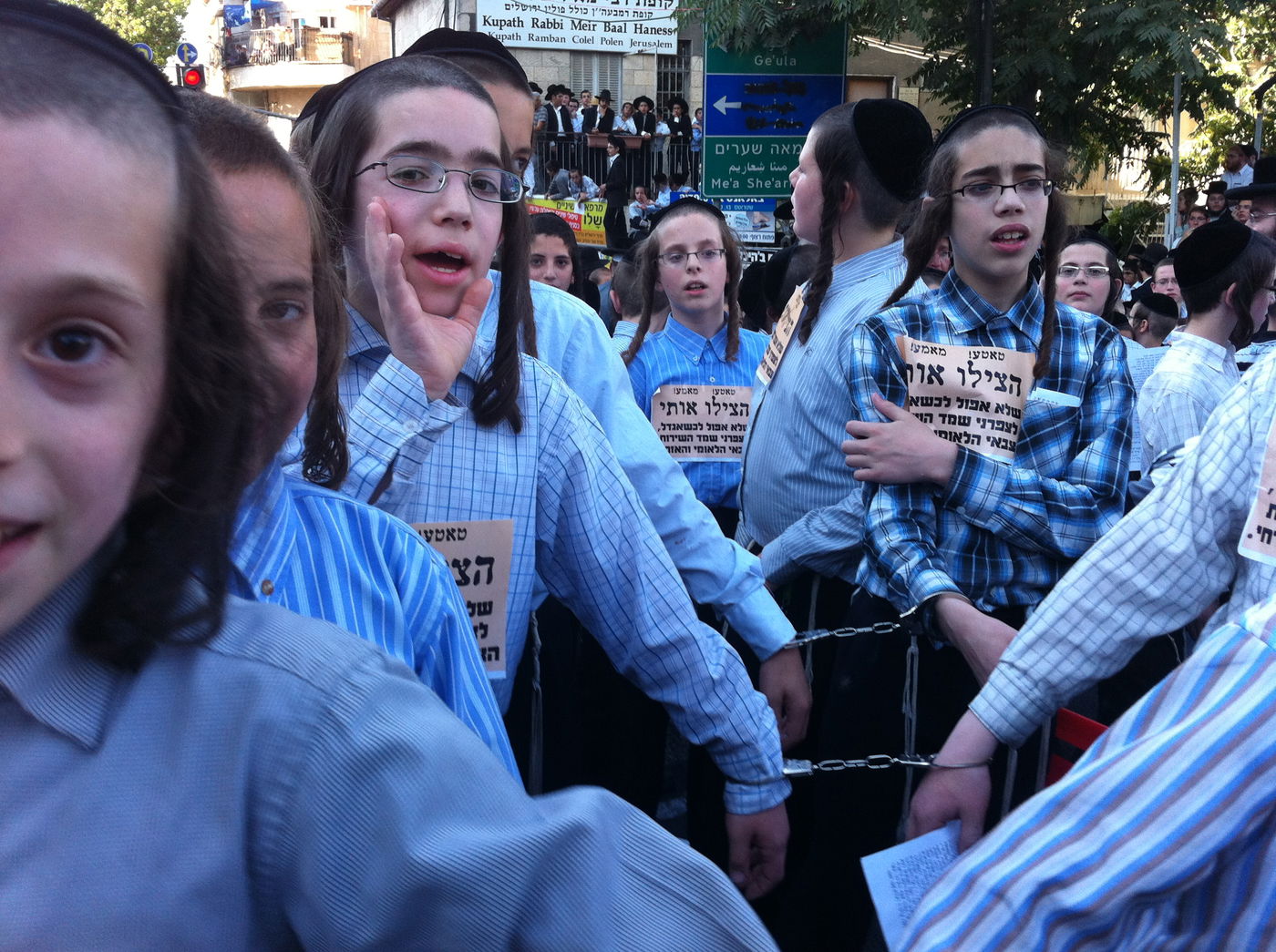 "טאטע, הצילו" ● אלפי ילדים הפגינו ברחבת כיכר השבת