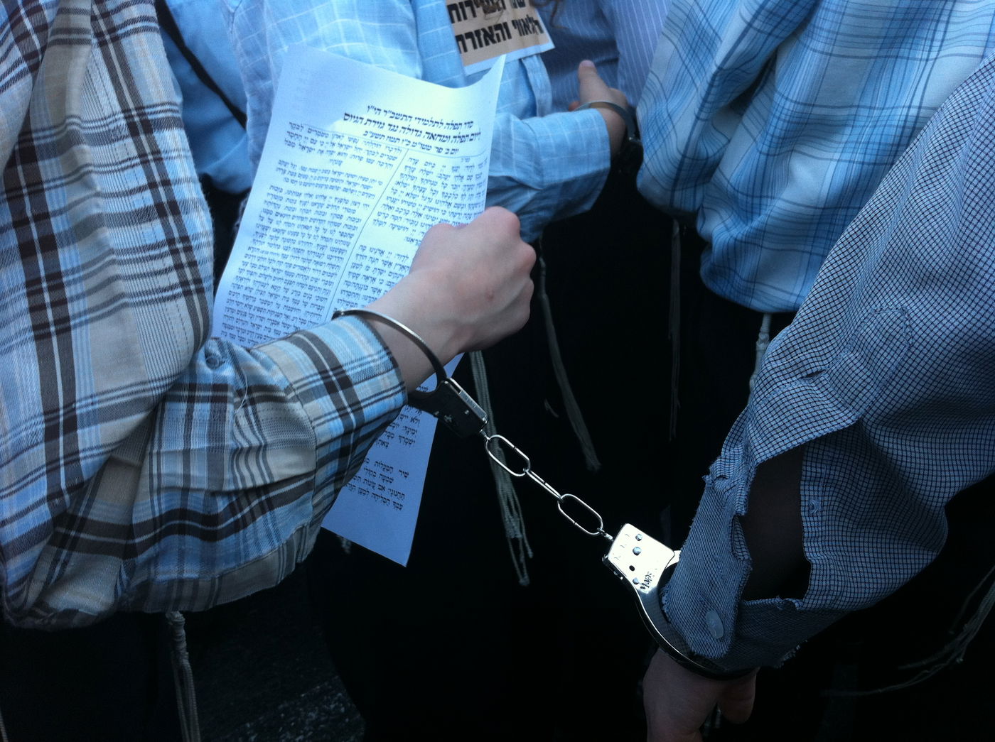 "טאטע, הצילו" ● אלפי ילדים הפגינו ברחבת כיכר השבת