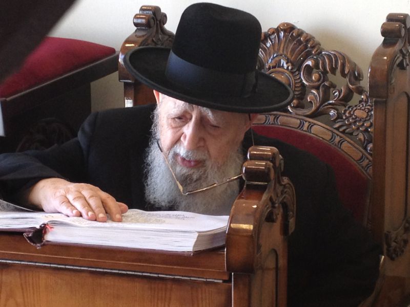 בניגוד לחרושת השמועות: הרב עובדיה יוסף לא אושפז