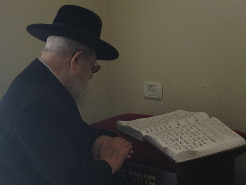 בניגוד לחרושת השמועות: הרב עובדיה יוסף לא אושפז