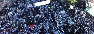 האלפים בכיכר השבת, בשעה זו