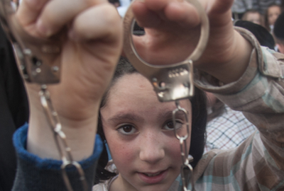 הילדים האזוקים