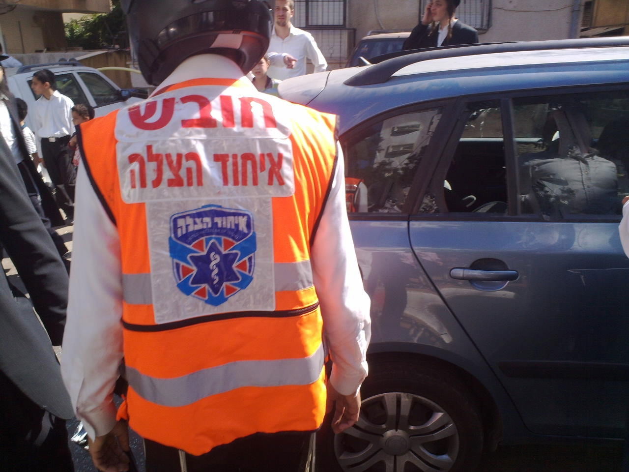 כמעט אסון בבני-ברק: פעוטה ננעלה ברכב