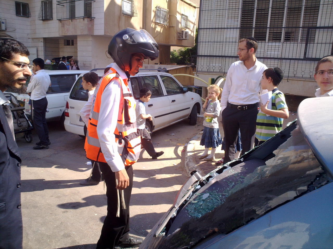 כמעט אסון בבני-ברק: פעוטה ננעלה ברכב