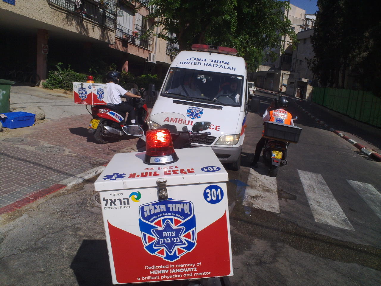 כמעט אסון בבני-ברק: פעוטה ננעלה ברכב