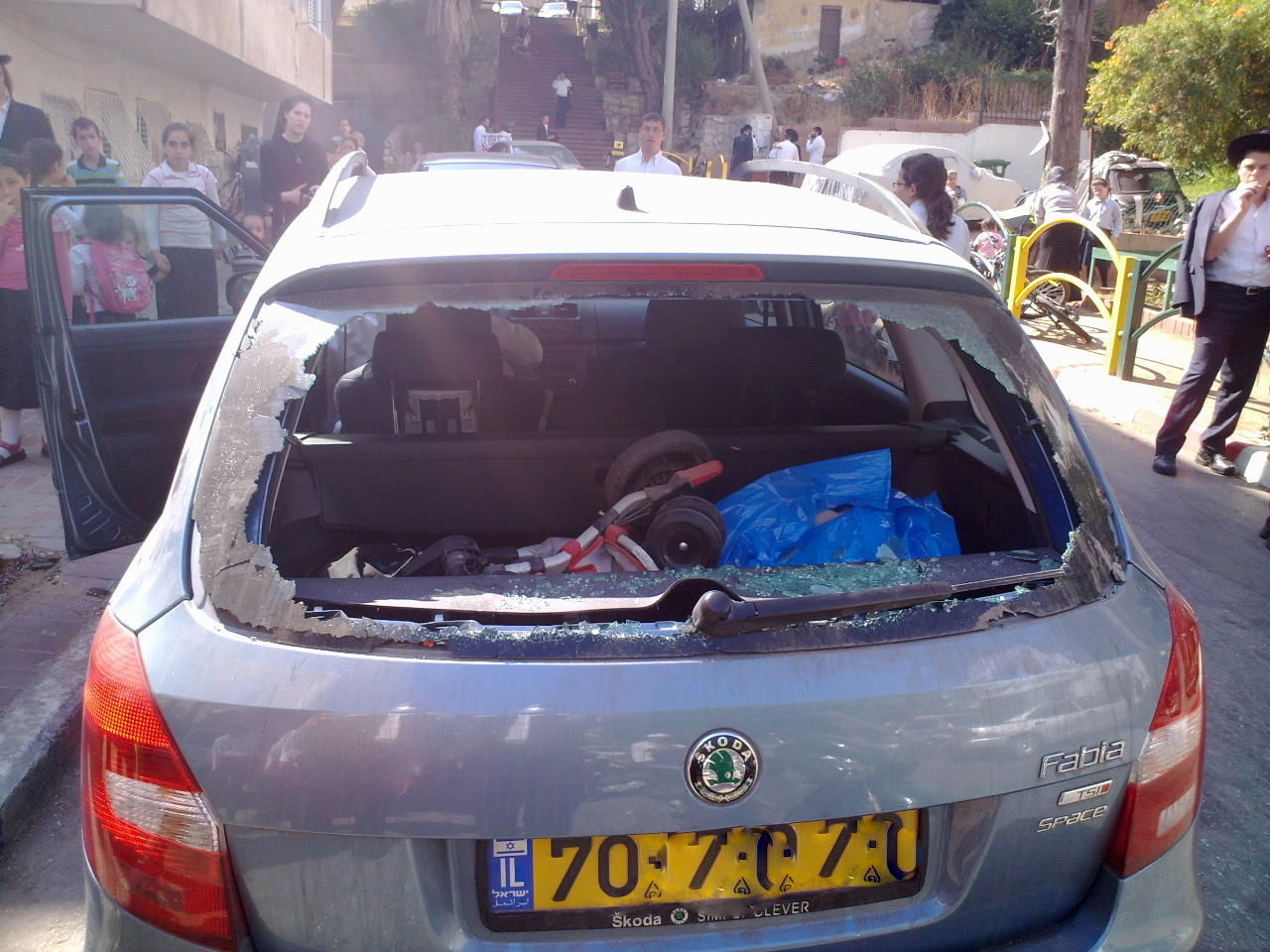 כמעט אסון בבני-ברק: פעוטה ננעלה ברכב