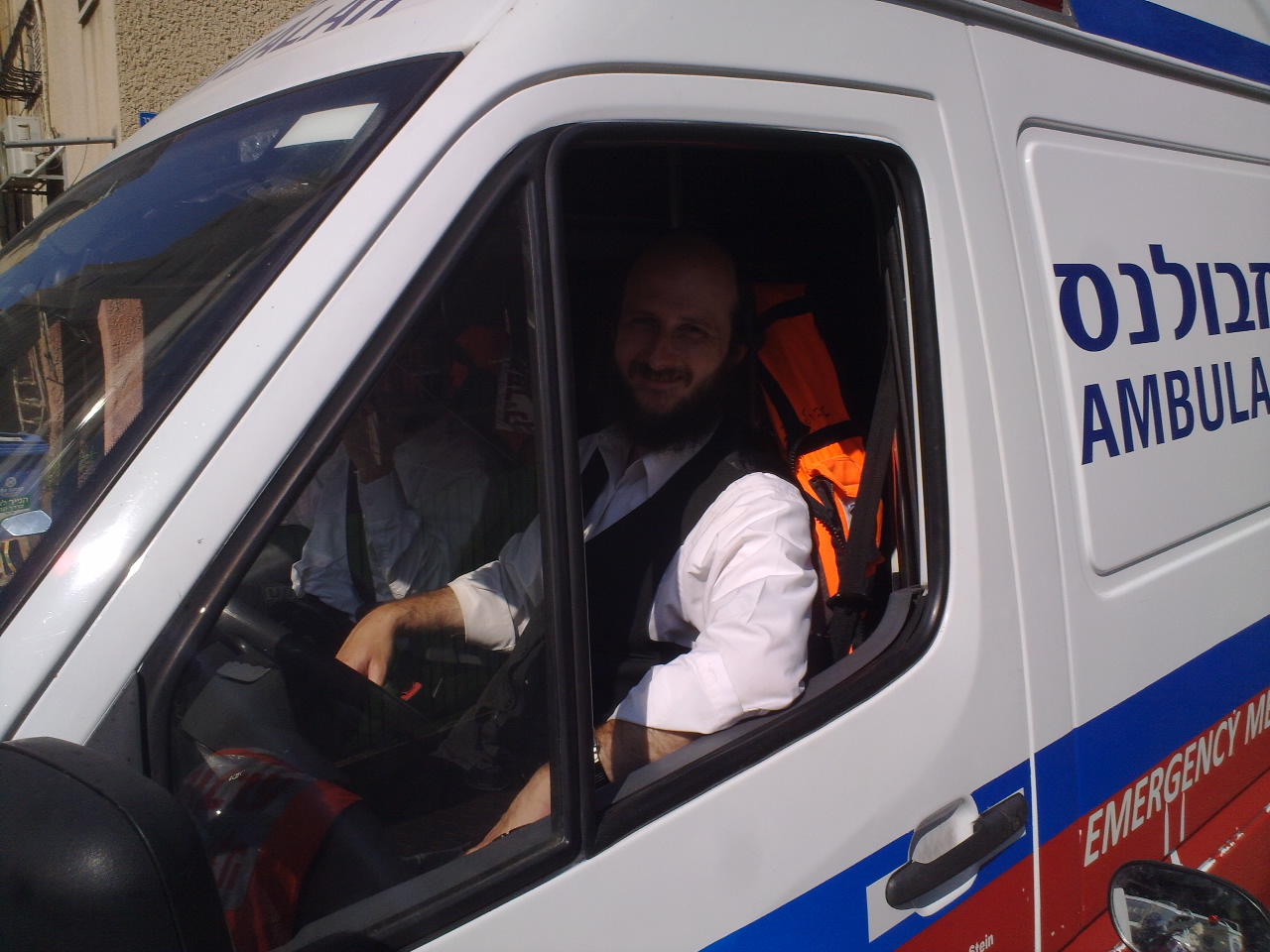 כמעט אסון בבני-ברק: פעוטה ננעלה ברכב