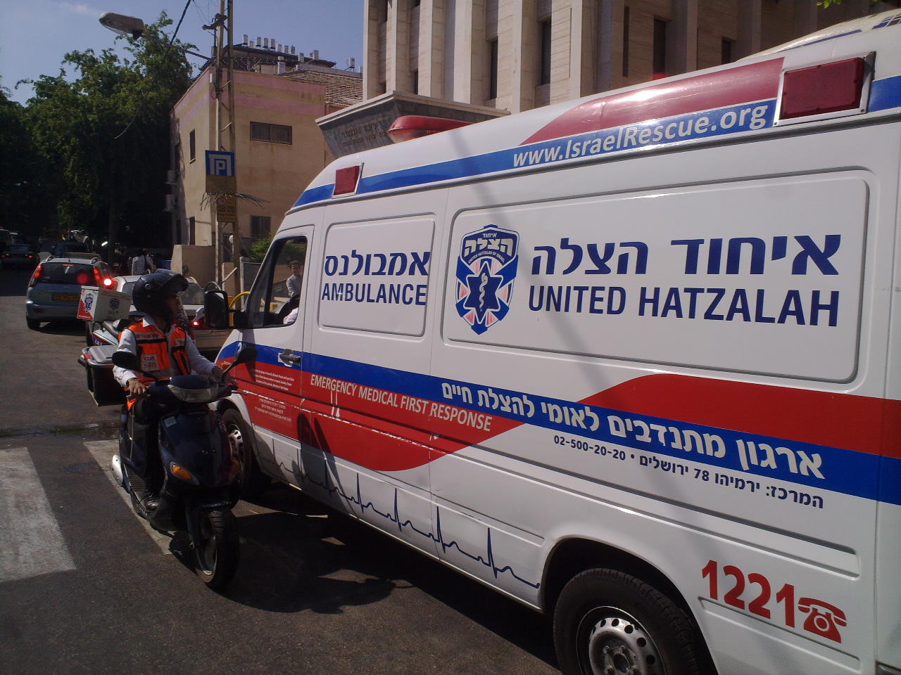 כמעט אסון בבני-ברק: פעוטה ננעלה ברכב