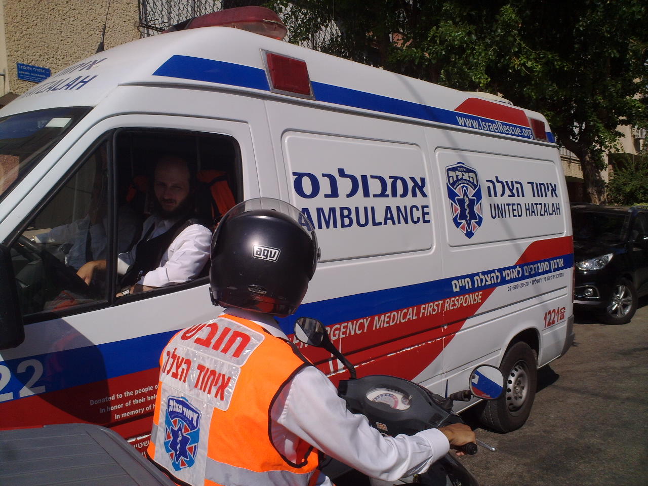 כמעט אסון בבני-ברק: פעוטה ננעלה ברכב