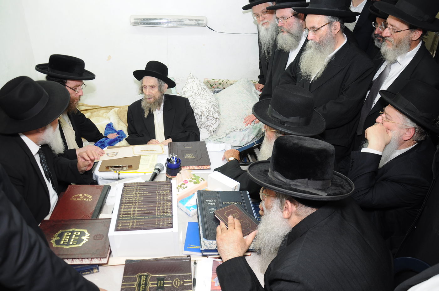 תיעוד: גדולי ישראל מוזמנים למעמד סיום הש"ס בירושלים