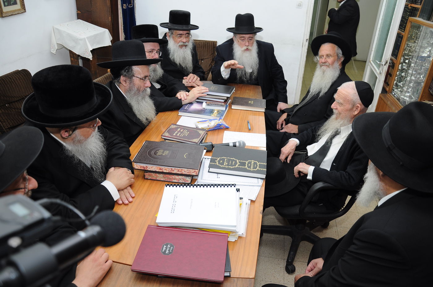 תיעוד: גדולי ישראל מוזמנים למעמד סיום הש"ס בירושלים