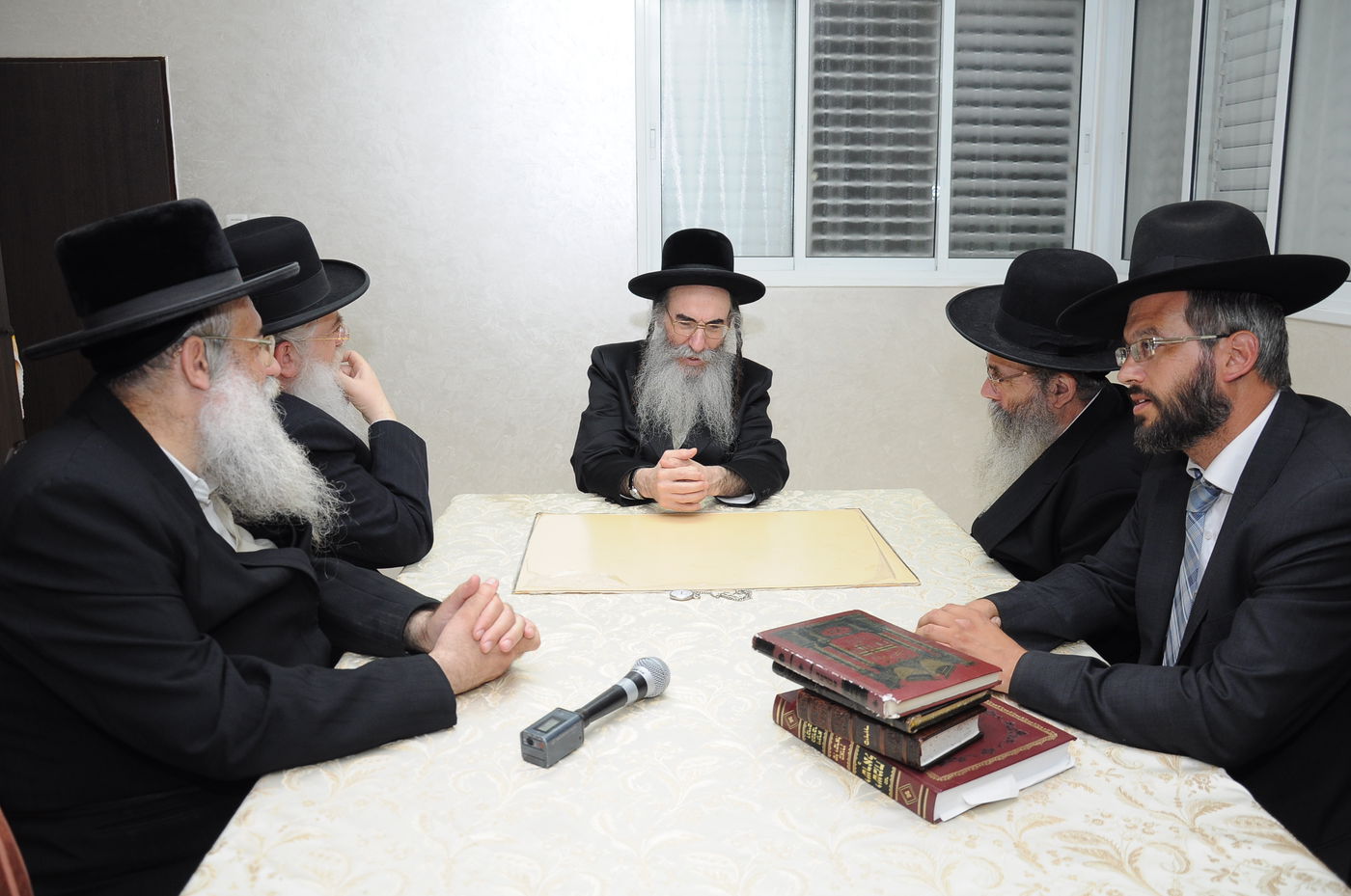 תיעוד: גדולי ישראל מוזמנים למעמד סיום הש"ס בירושלים