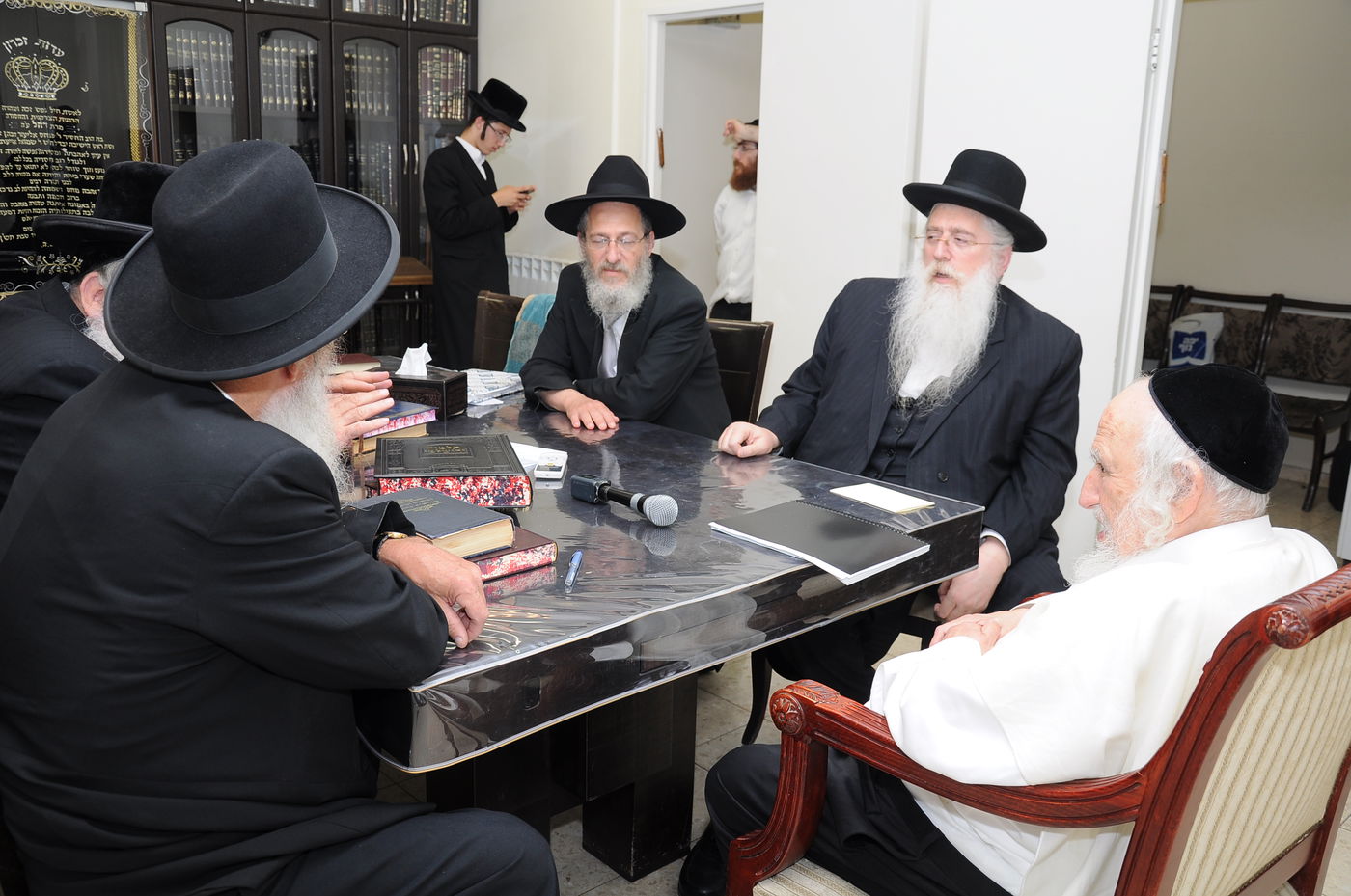 תיעוד: גדולי ישראל מוזמנים למעמד סיום הש"ס בירושלים