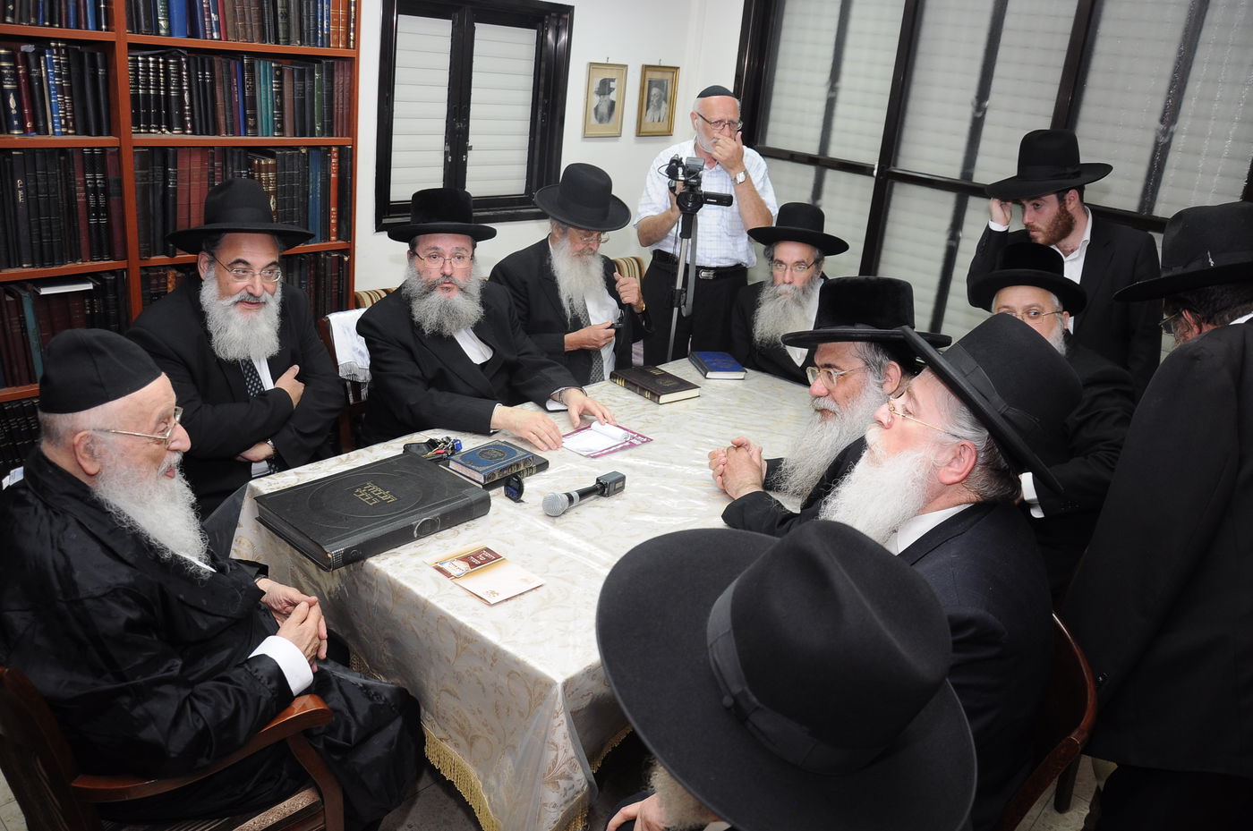 תיעוד: גדולי ישראל מוזמנים למעמד סיום הש"ס בירושלים