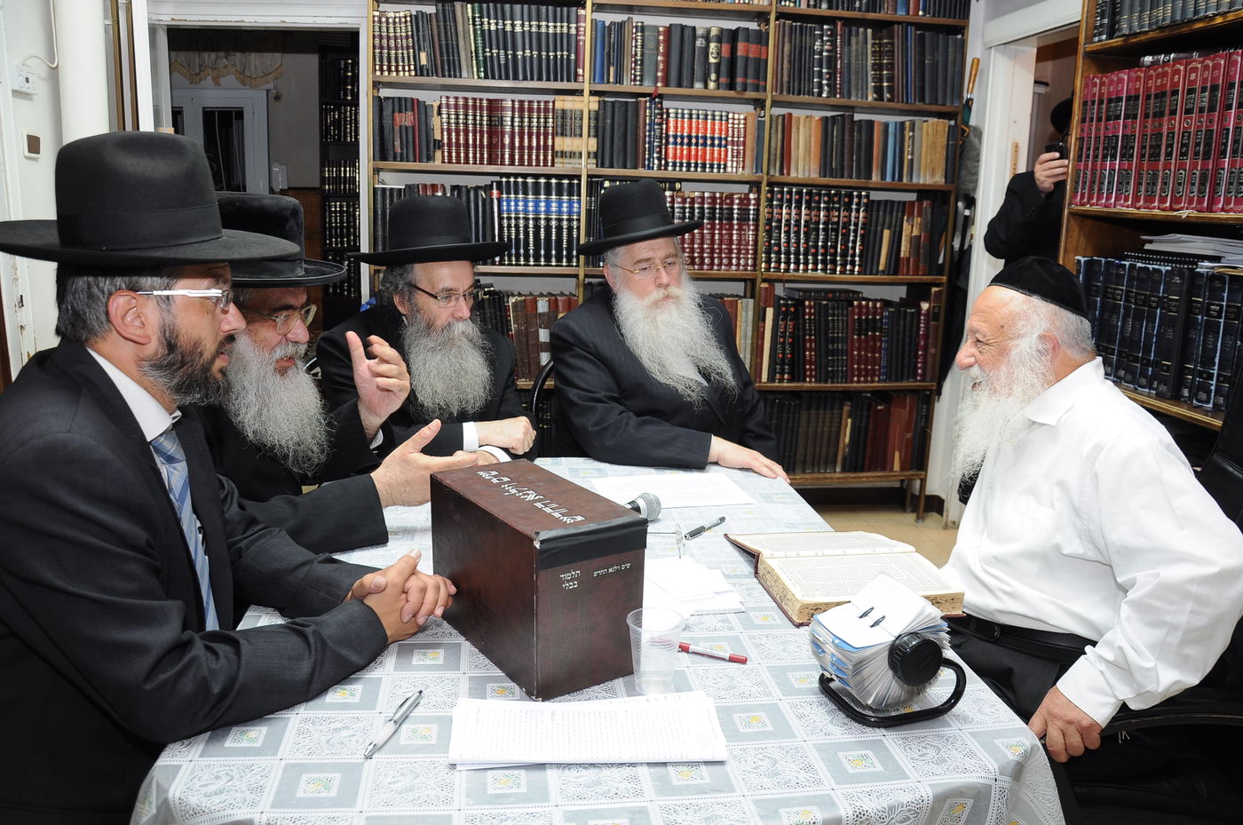 תיעוד: גדולי ישראל מוזמנים למעמד סיום הש"ס בירושלים