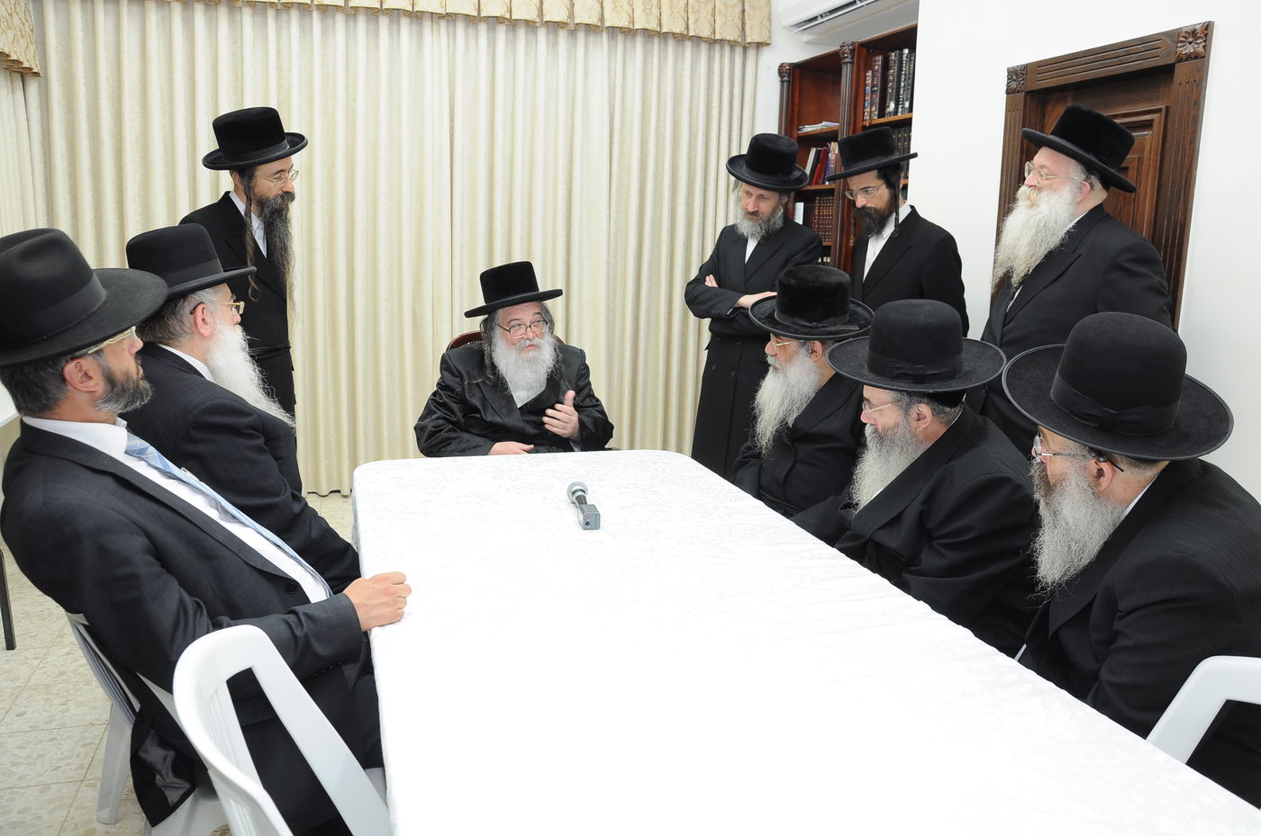 תיעוד: גדולי ישראל מוזמנים למעמד סיום הש"ס בירושלים