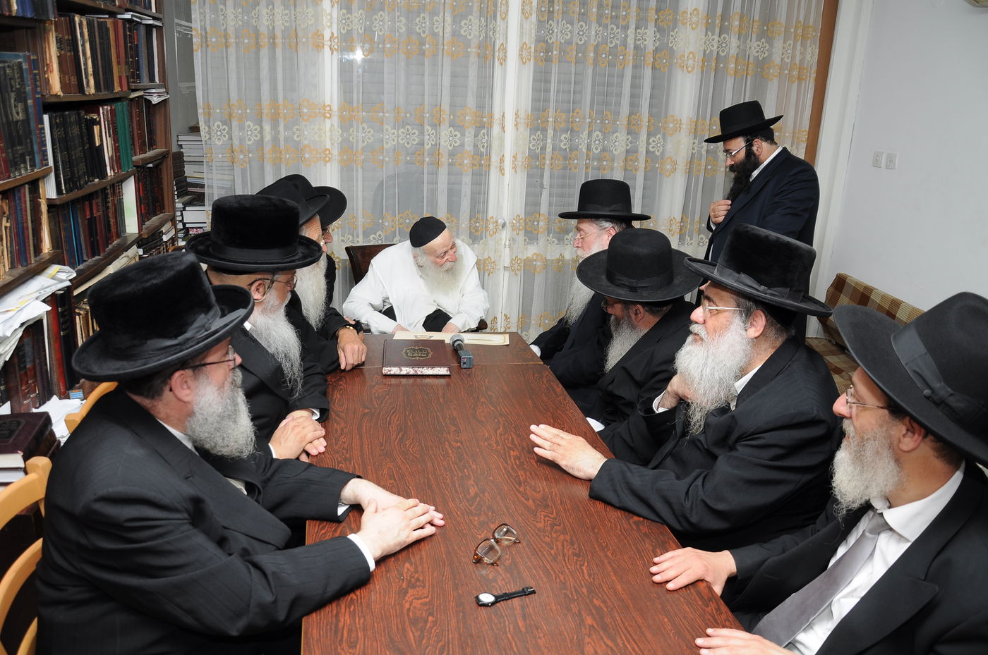 תיעוד: גדולי ישראל מוזמנים למעמד סיום הש"ס בירושלים