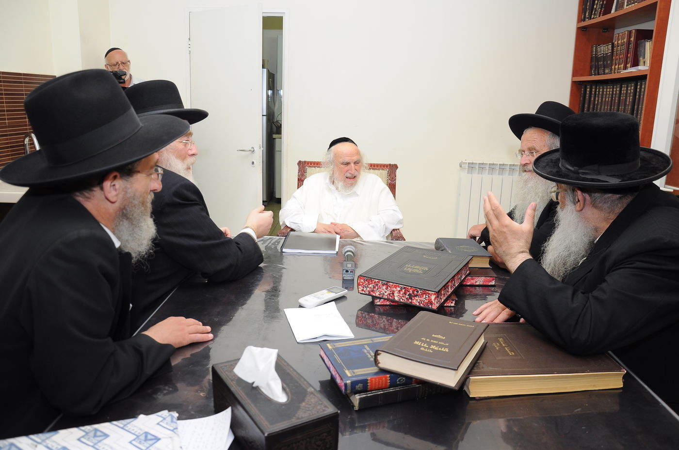 תיעוד: גדולי ישראל מוזמנים למעמד סיום הש"ס בירושלים